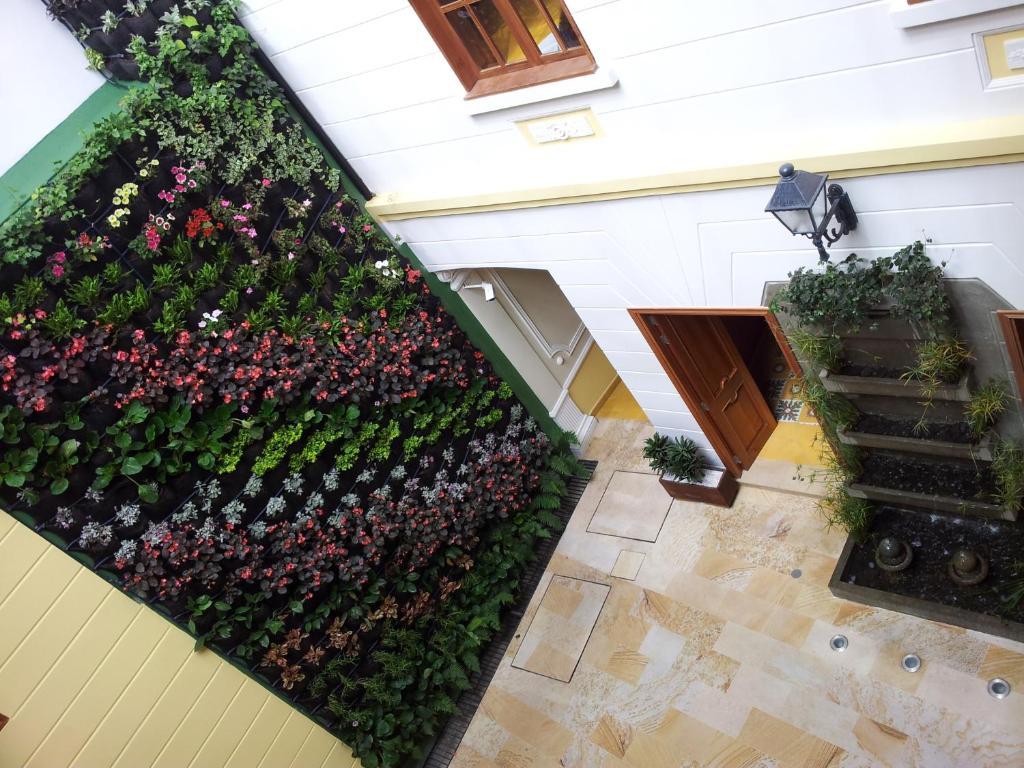 Hotel Santa Lucia Boutique Spa โบโกตา ภายนอก รูปภาพ A green wall in a courtyard
